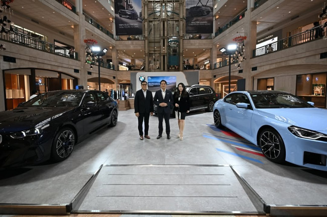 President Director BMW Group Indonesia, Peter Medalla (tengah), dalam acara "BMW Group Plaza Senayan Exhibition" di Main Atrium, Plaza Senayan, Jakarta Pusat. [Instagram @bmw_indonesia]